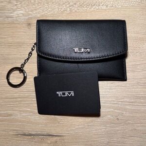 Tumi Wallet Black Leather Card Holder with Key Ring (Flip Card Case)